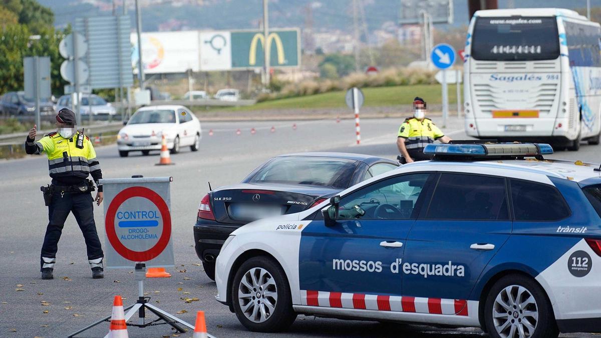 Un control policial, a una sortida de l'AP-7, a Salt.