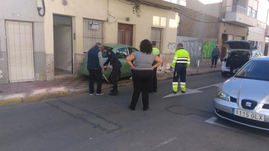 Accidente de una conductora de 93 años al intentar aparcar en el centro de Torrevieja