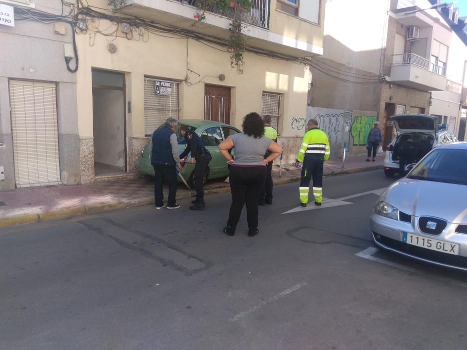 Una anciana de 93 empotra su vehículo contra la fachada de una casa de planta baja en el centro de Torrevieja al intentar aparcar