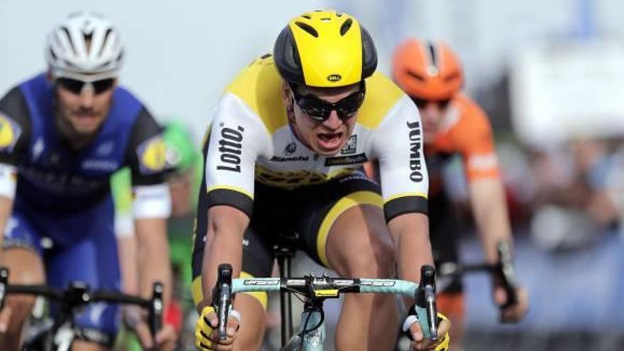 El joven corredor holandés Dylan Groenewegen gana al esprint la tercera etapa.