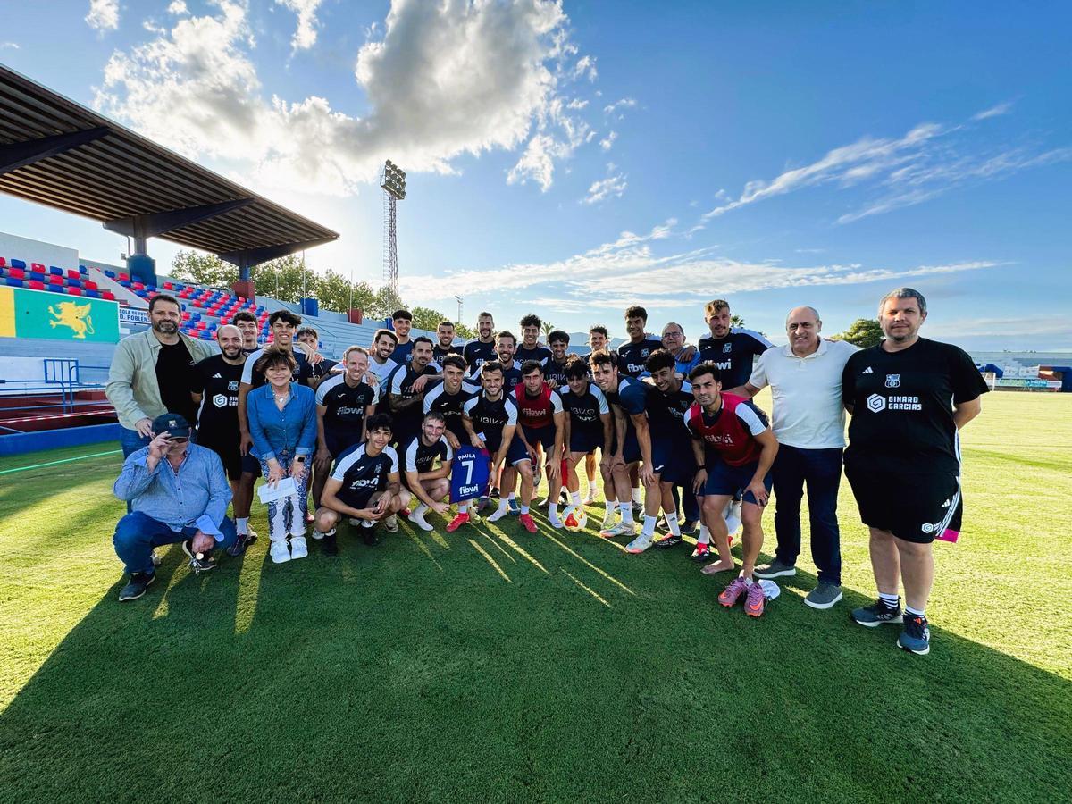 La plantilla del Poblense posa ayer con los directivos y mimebros del cuerpo técnico del club
