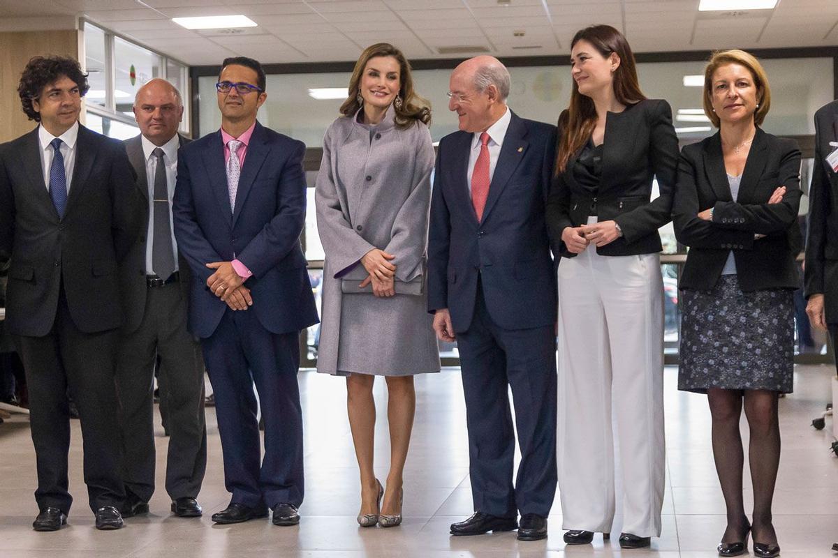 Letizia Ortiz en Valencia con conjunto gris de lana de Carolina Herrera