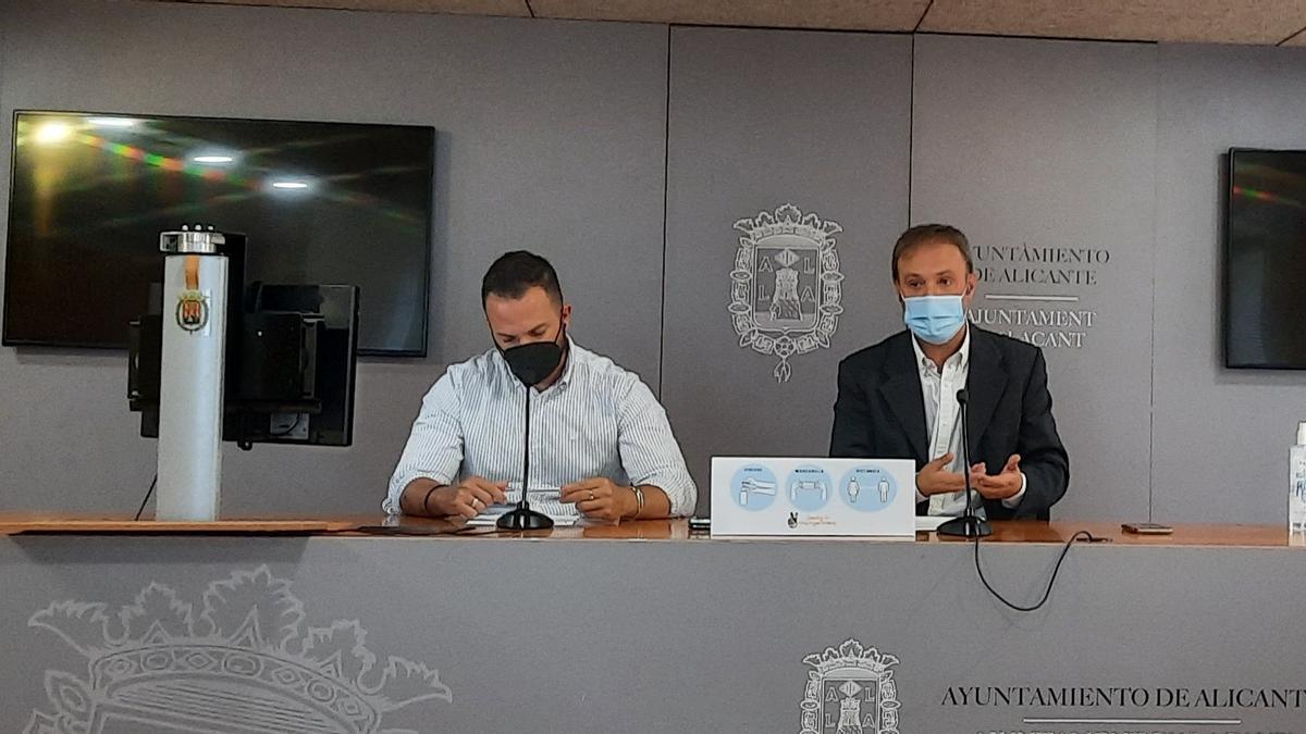 Los dos concejales de Compromís en Alicante, Rafael Mas y Natxo Bellido, en la rueda de prensa de este martes