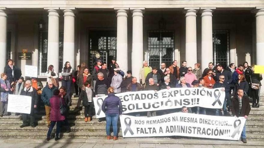 La Asociación Afectados de Paramos, ayer, ante la Subdelegación del Gobierno en Pontevedra. // D.B.M.