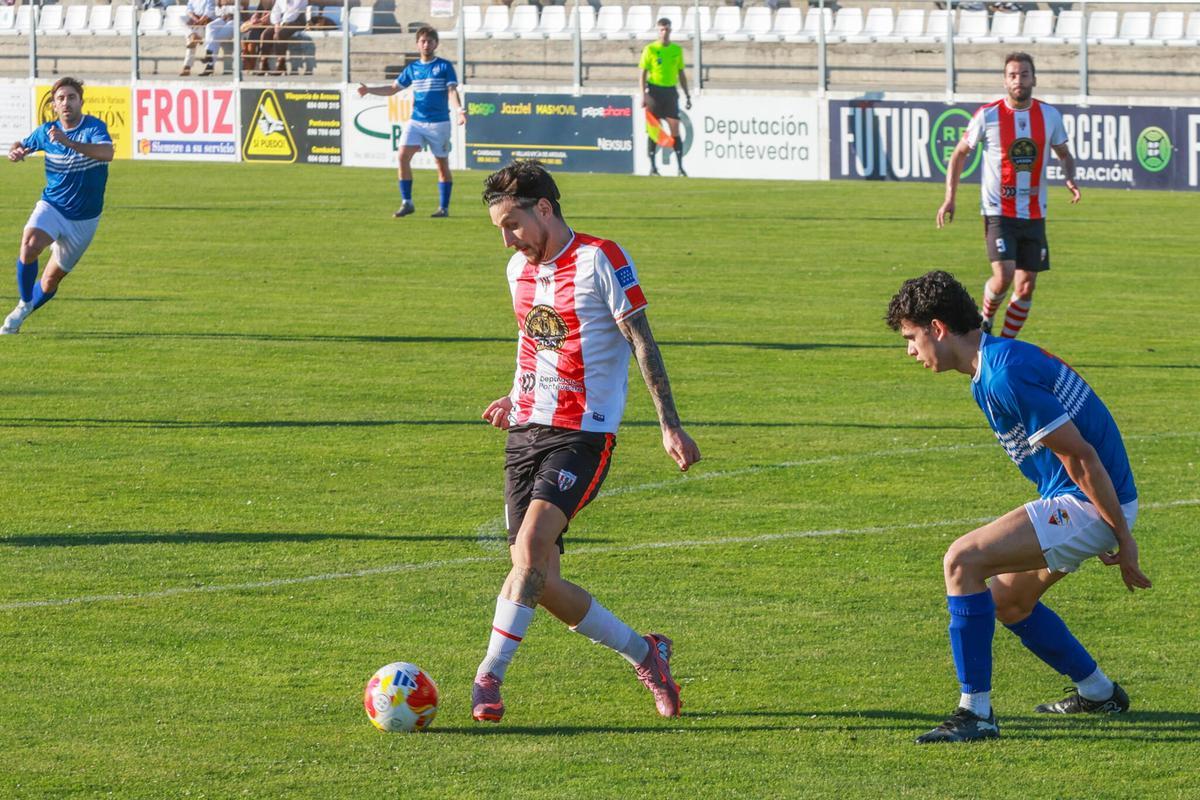 Marcos Blanco controla un balón durante un partido en el Salvador Otero.