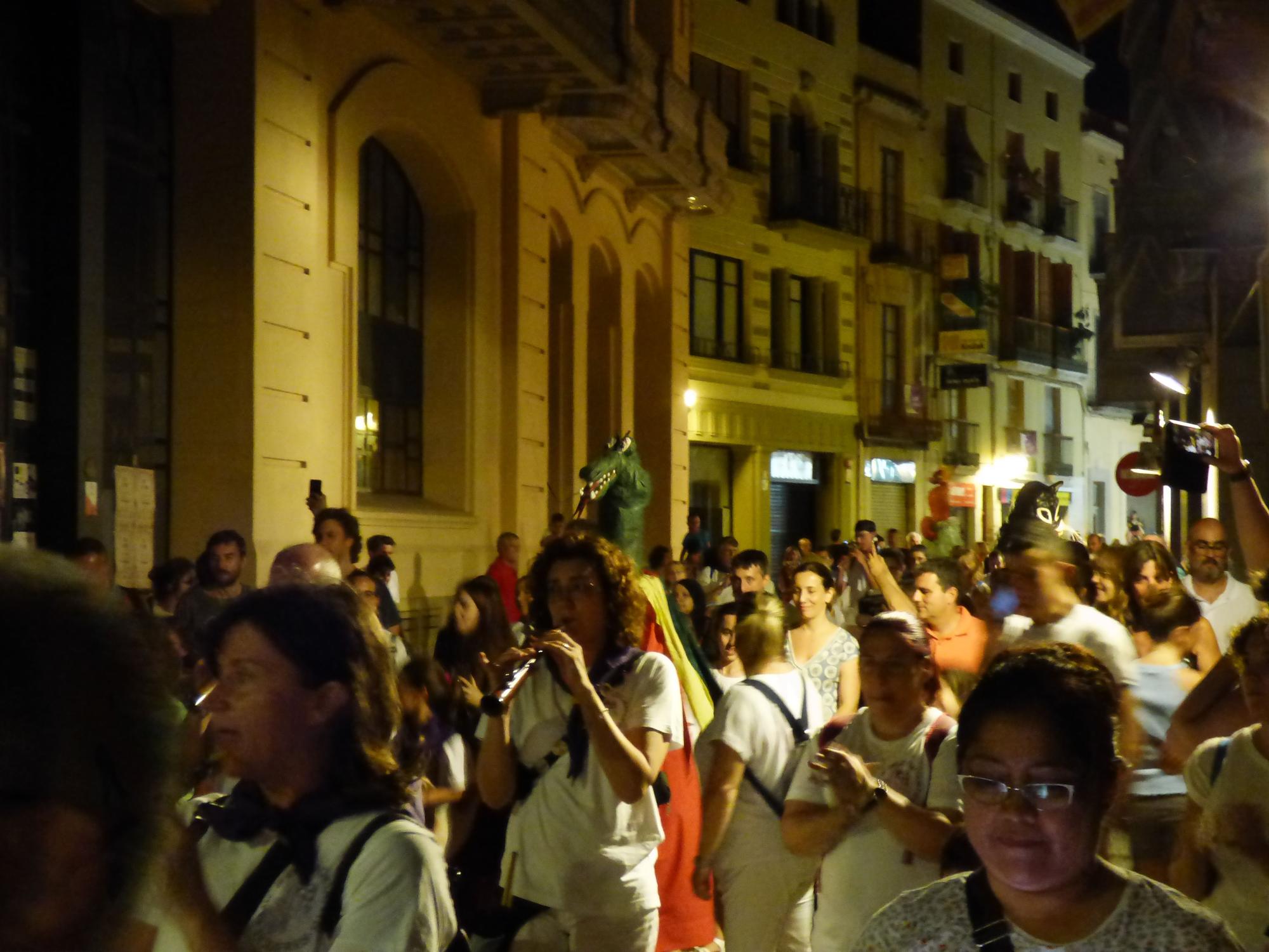 La desfilada de bestiari popular omple els carrers de Figueres