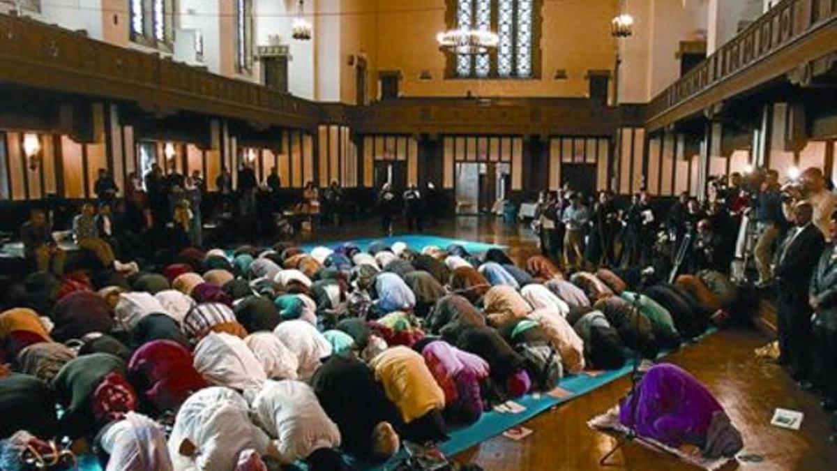 Unos musulmanes, rezando en una catedral de Nueva York.