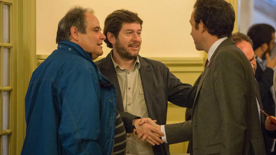 El líder de Podemos, Alberto Jarabo, estrecha la mano al conseller Pons ante la presencia de Morrás.
