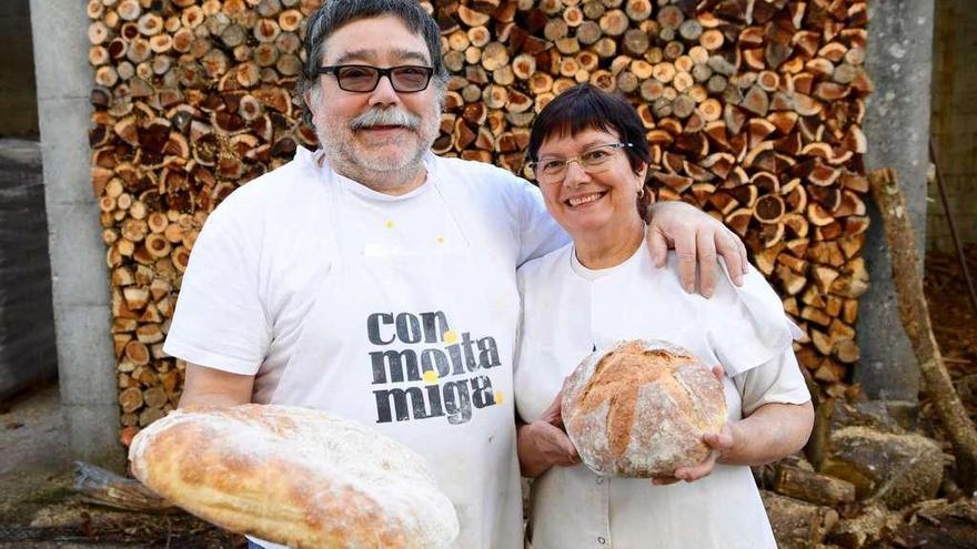 José Luis Miño onte coa súa dona, detrás da panadería con forno de leña que rexentan en Vilarmaior.