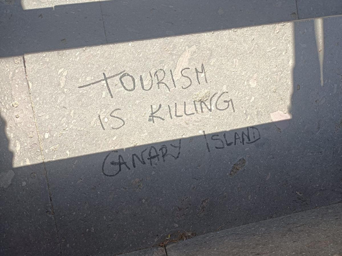 Imagen de una pintada en contra del turismo.