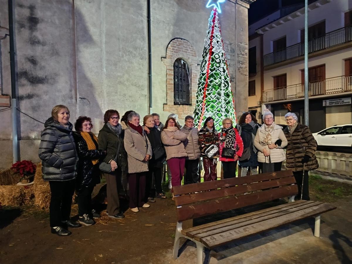 Algunes de les encarregades de fer realitat la instal·lació nadalenca