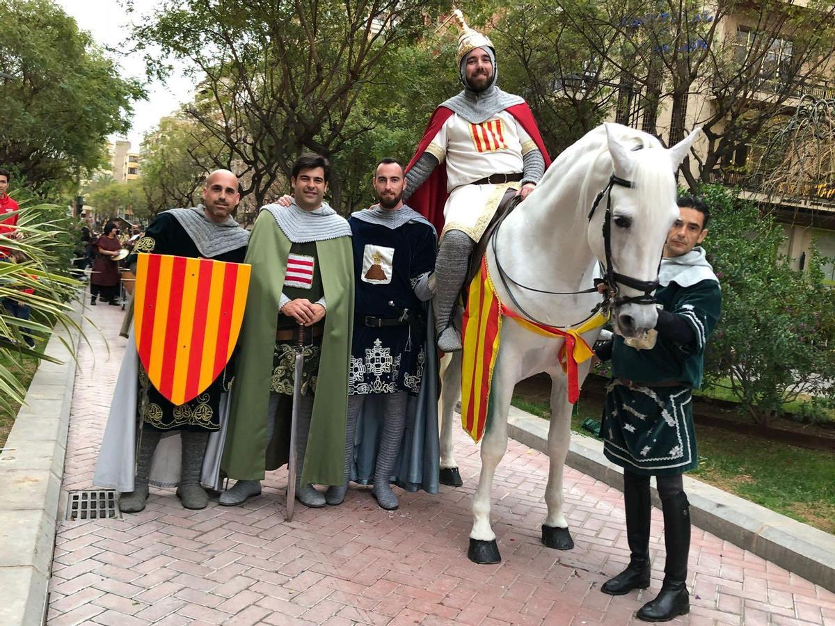 Representando al rey Jaume I por delegación del prohom.