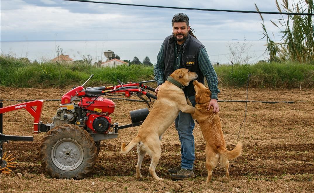 Elm Pou, beneficiario en una campaña de micromecenazgo del proyecto Dunia, trabajando en la finca en el Camí de la Sènia en Mataró.