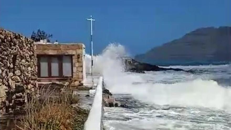 El temporal de mar provoca daños en La Graciosa