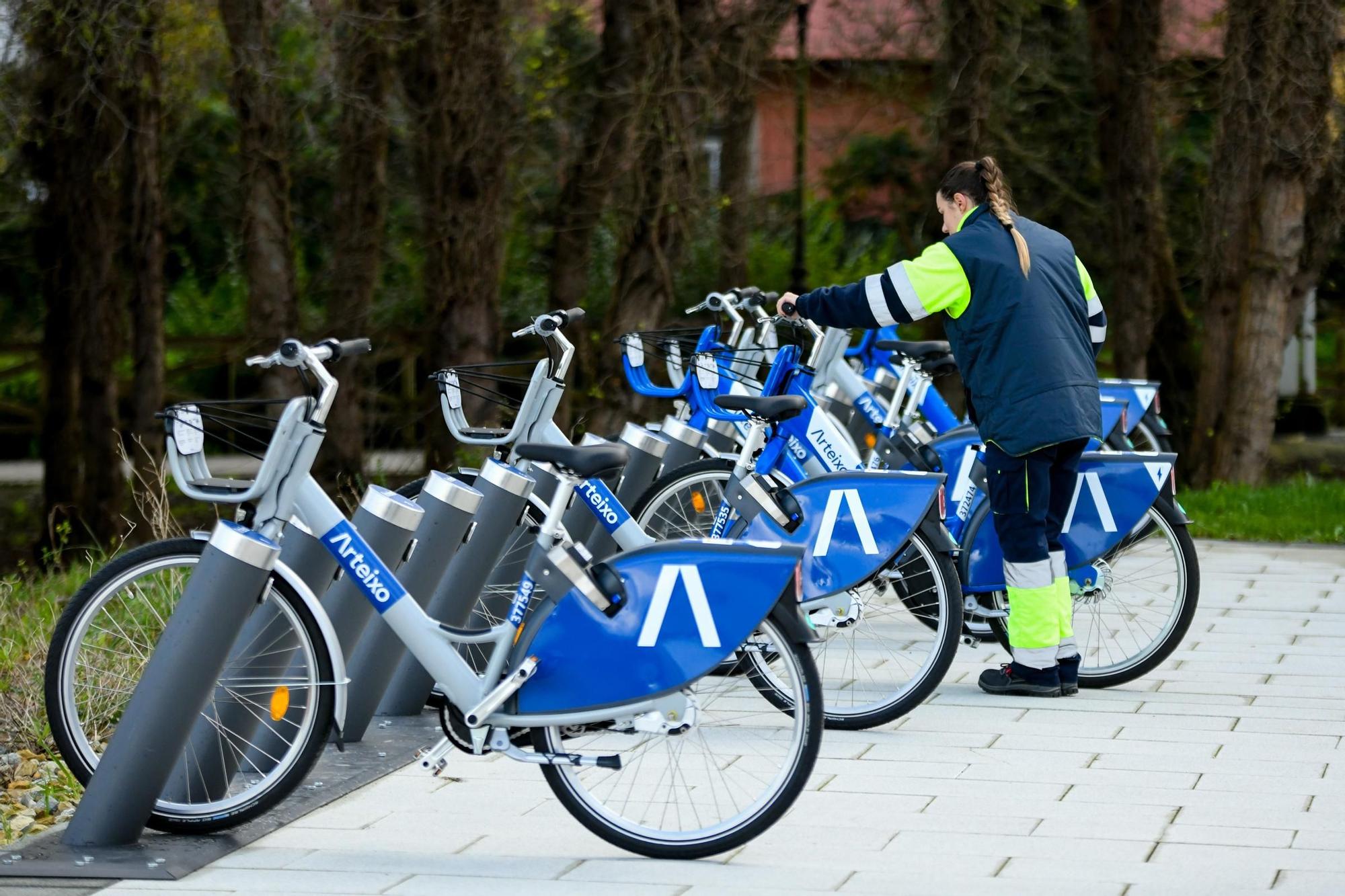 Arteixo estrena su sistema de alquiler de bicis