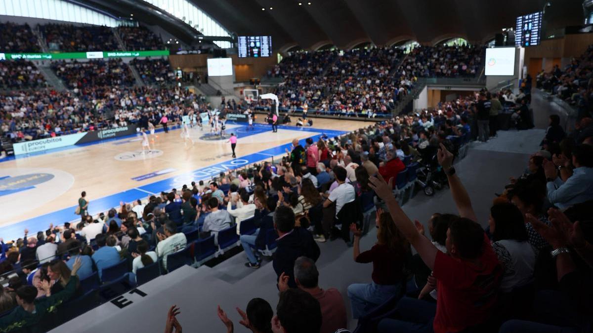 El Palacio de los Deportes de Oviedo, repleto de aficionados en el partido entre el Alimerka Oviedo y el Zamora.