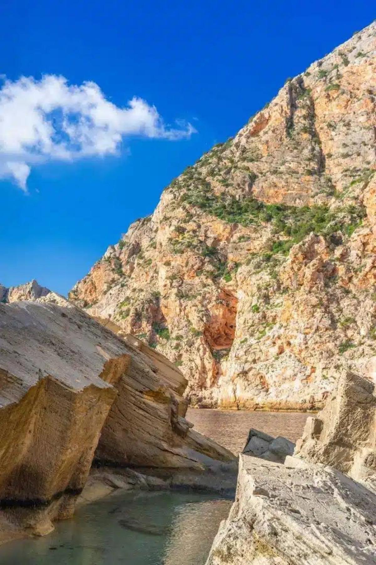 Sa Pedrera de Cala d’Hort was a sandstone quarry used from the 16th century.