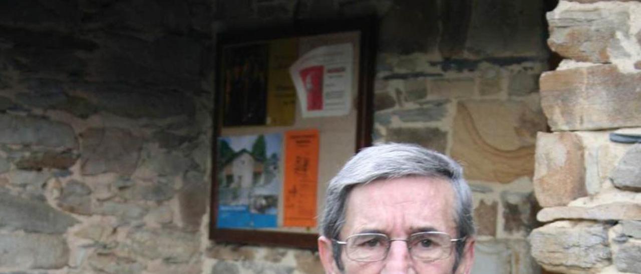 José Luis Díaz, en una imagen tomada en 2008 junto al museo.