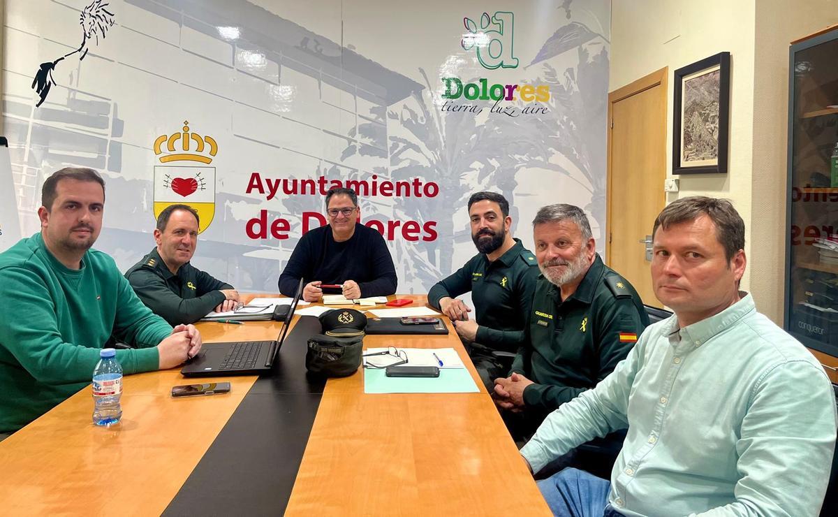 Reunión del alcalde de Dolores, Joaquín Hernández, hace unos días con mandos de la Guardia Civil
