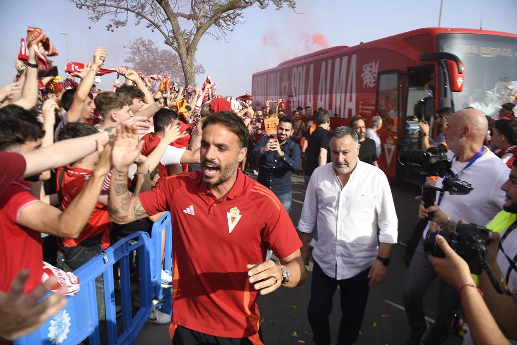 Recibimiento de la afición al Real Murcia antes del partido ante el Nástic