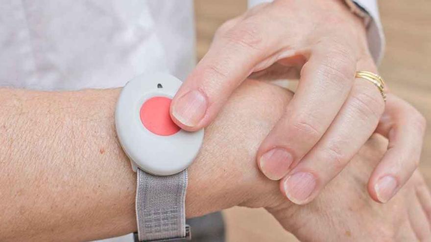 Denuncian que una teleoperadora de asistencia a mayores confundió una emergencia por no entender el catalán