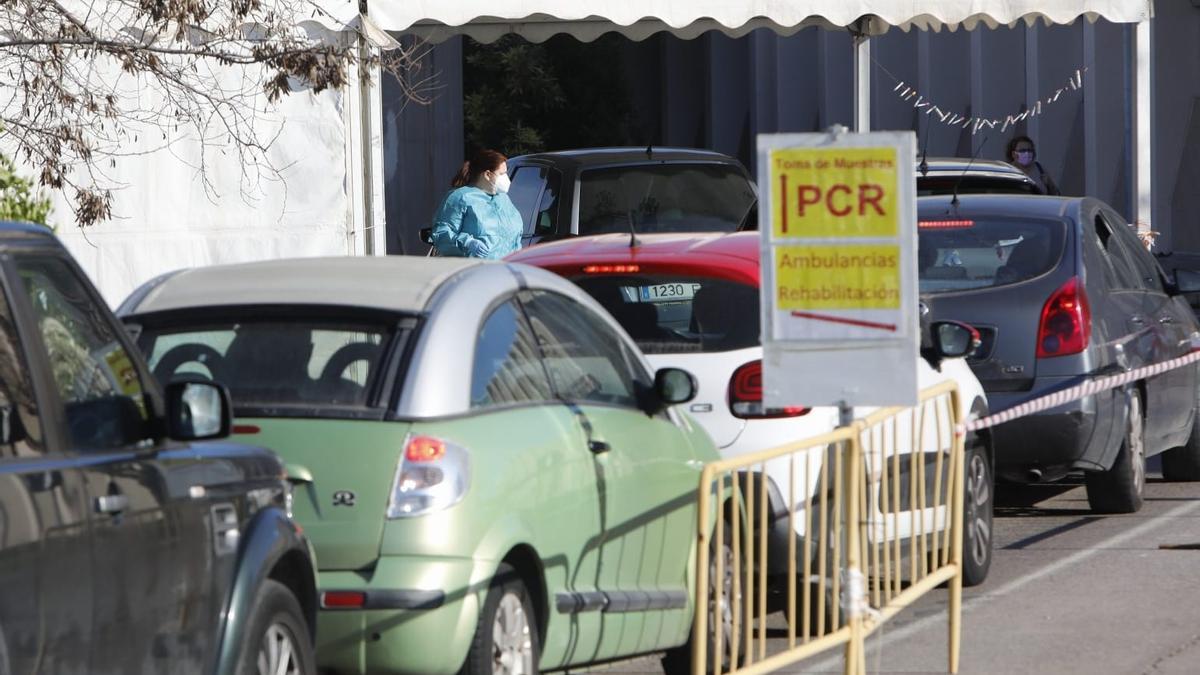 Colas para hacerse una PCR en Sagunt esta mañana