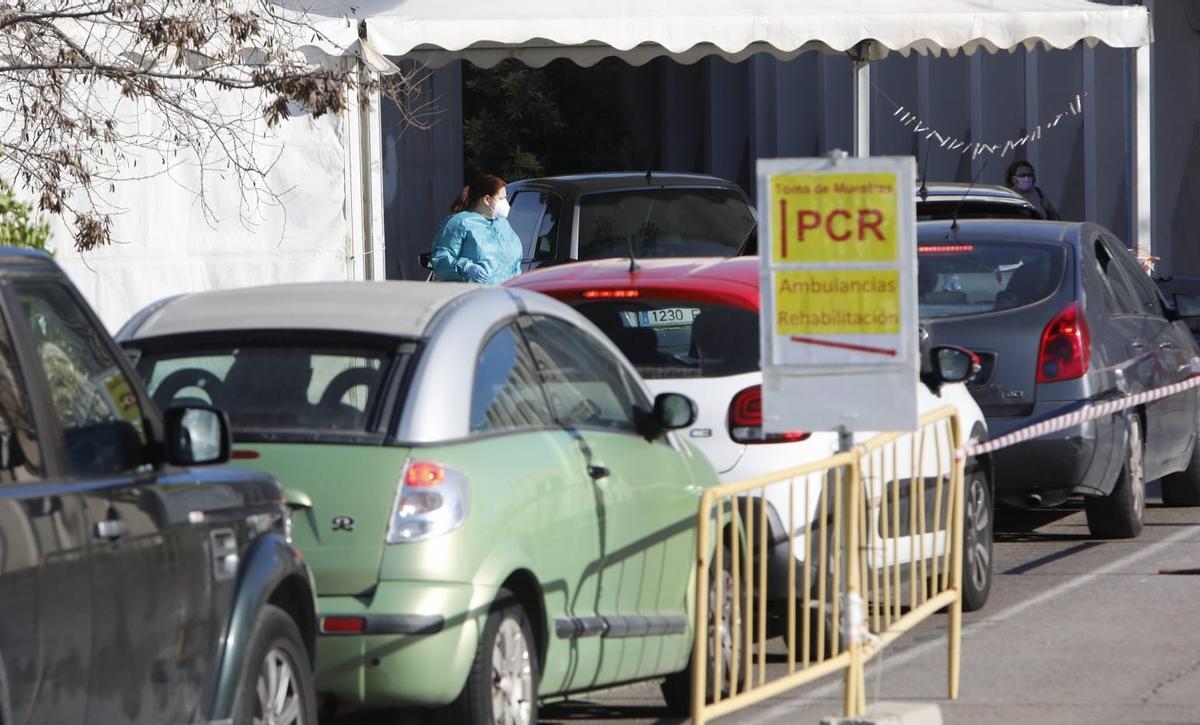 Colas para hacerse una PCR en Sagunt esta mañana