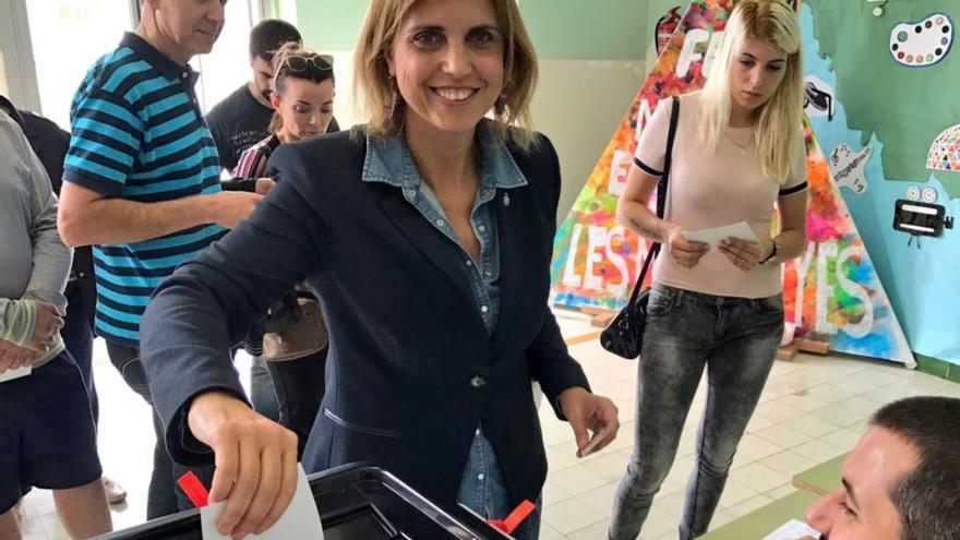 Marta Felip votant en un col·legi electoral de Figueres l&#039;1-O