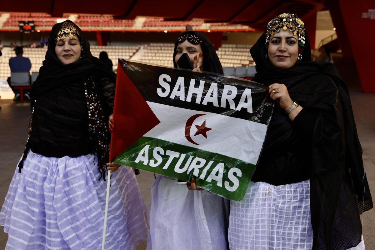 «Mandilones de colores» clama en Gijón por la diversidad y paz: en imágenes