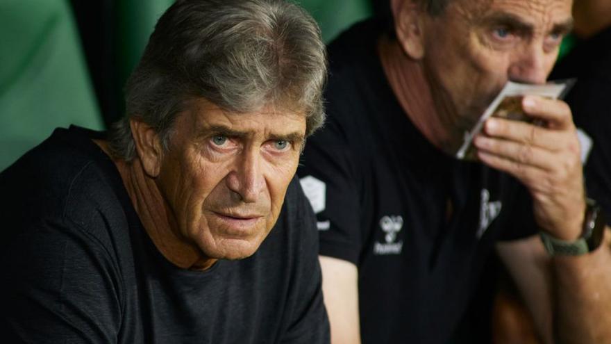 Manuel Pellegrini, en el banquillo del Benito Villamarín.  |  // EFE