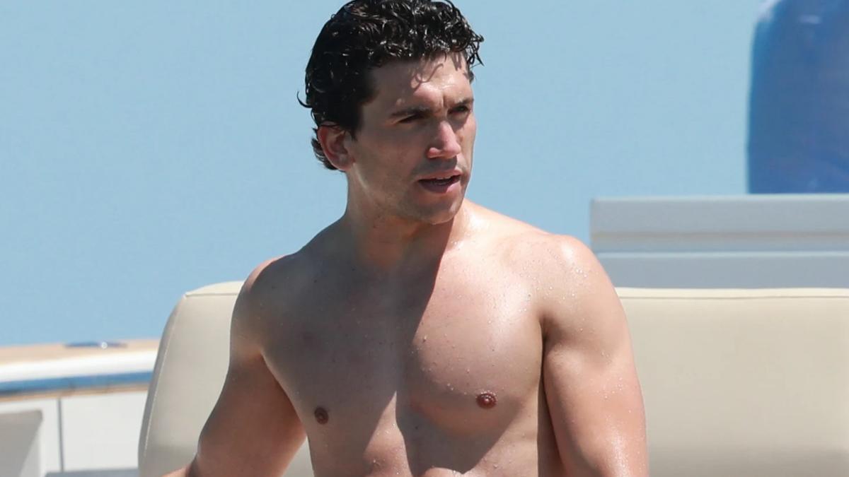 Jaime Lorente disfruta de las vacaciones en verano.