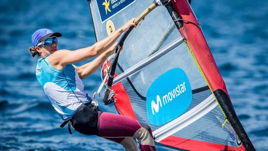 La sevillana Marina Alabau en pleno esfuerzo durante una de las mangas del windsurf olímpico que disputó ayer en la Bahía de Palma.