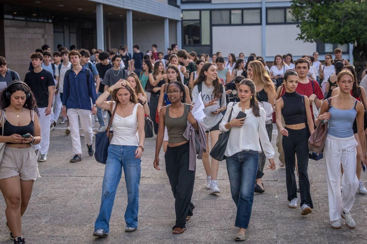 Llegada de alumnos a la Facultat de Dret de la UB, el primer día de exámenes de las PAU 2025 en Catalunya