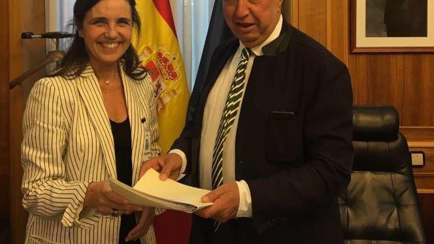 Pilar Rojo y Germán López, durante su encuentro. // FdV