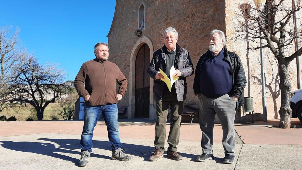 Pujol, Rius i Casajoana ahir al matí davant l’església de Sant Andreu de Maians | QUERALT CASALS