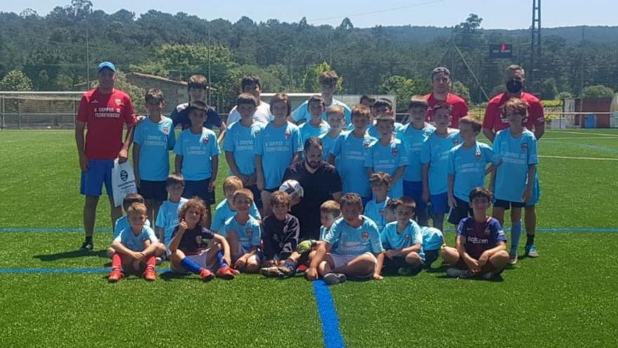 Trinta rapaces participan no campus de fútbol de Portas