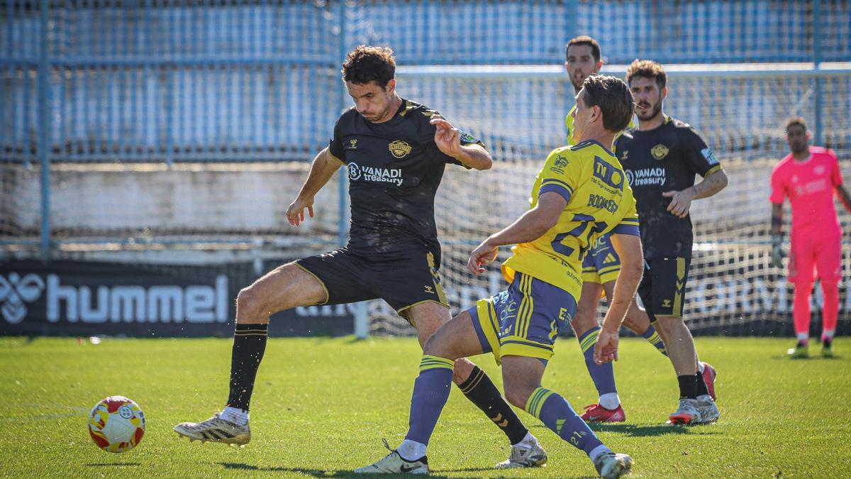 El derbi entre Intercity y Orihuela, muy igualado, se decidió en el último suspiro.