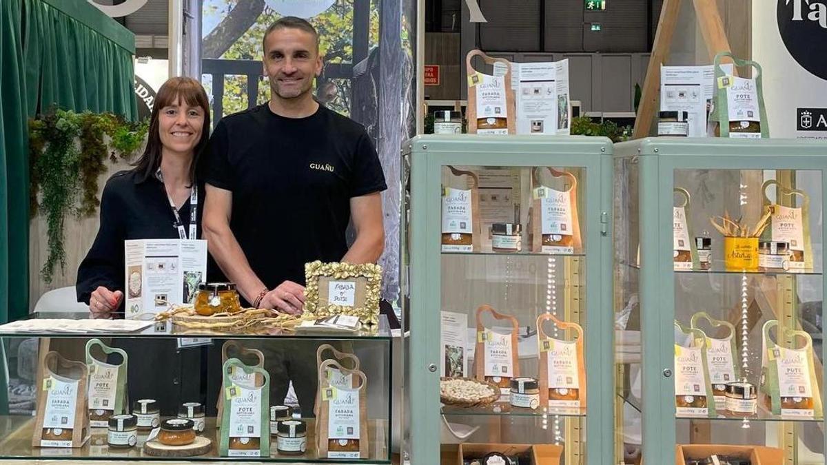 Manuel Álvarez y Natalia Lastra, con sus productos.