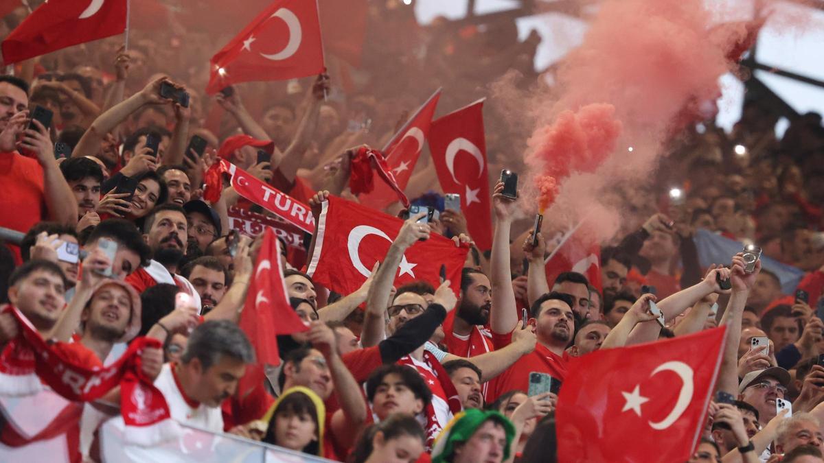 Aficionados turcos durante el partido ante Georgia.