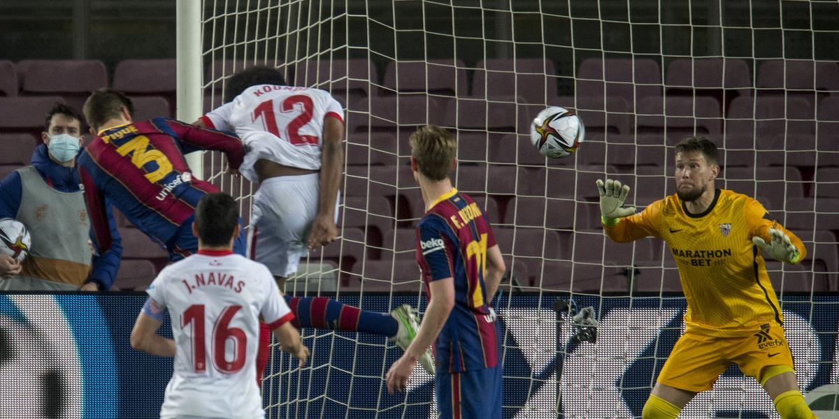 Piqué cabecea el 2-0 en el último suspiro del partido para llevar al Barça a la prórroga.