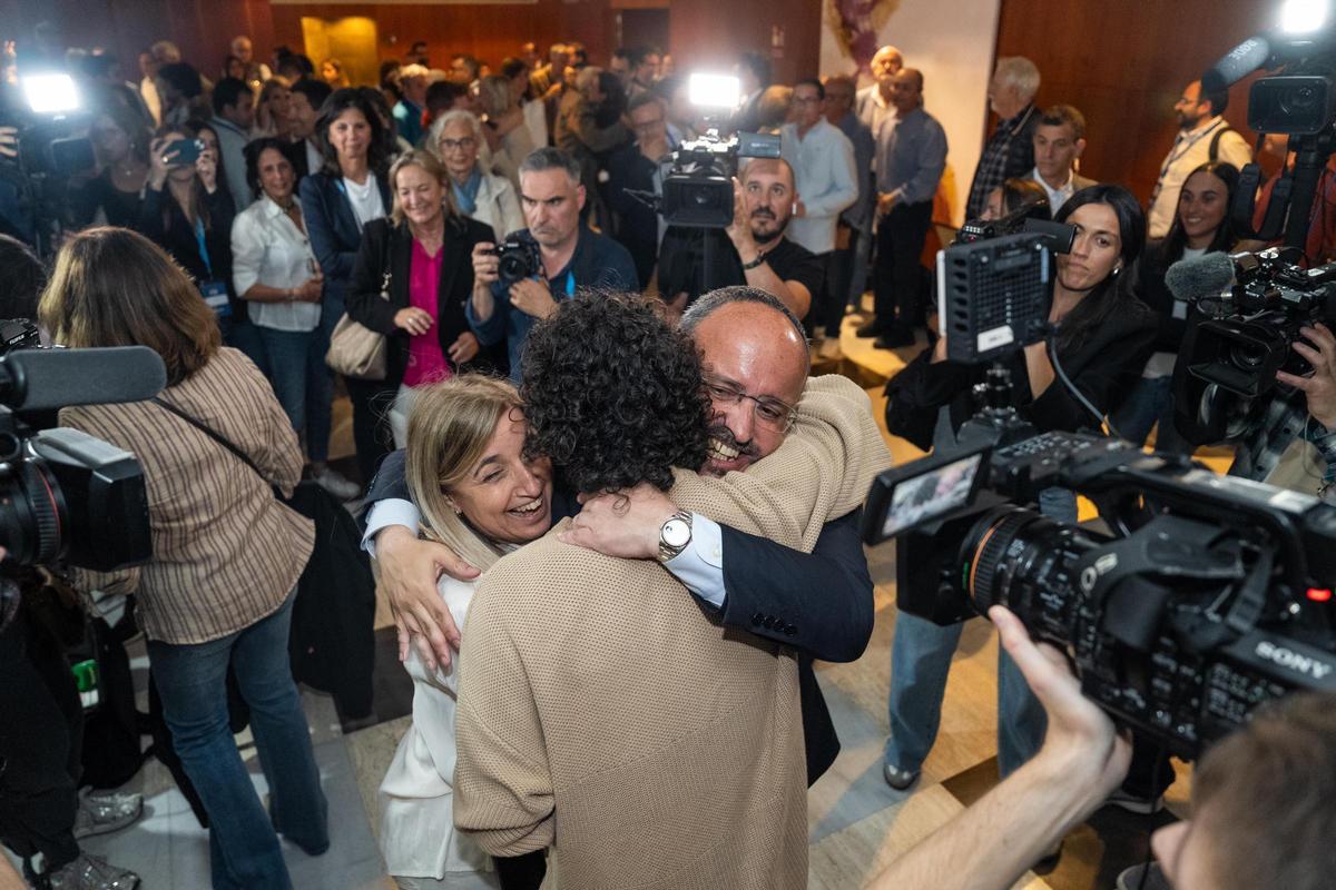 Alejandro Fernández  celebra la victoria con apoderados en la sede electoral del PP