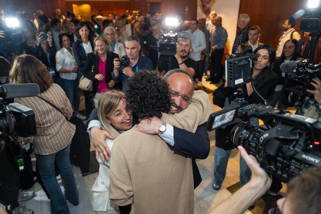 Alejandro Fernández  celebra la victoria con apoderados en la sede electoral del PP