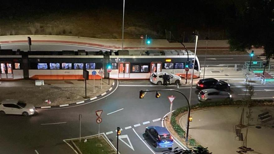 Accidente entre un coche y el TRAM de Alicante esta noche