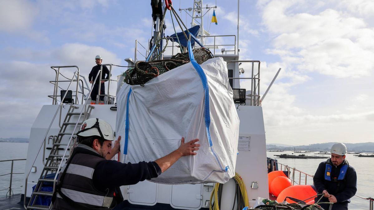 Gardacosta de Galicia recupera casi a diario todo tipo de aparejos prohibidos y producto pescado de forma ilegal.