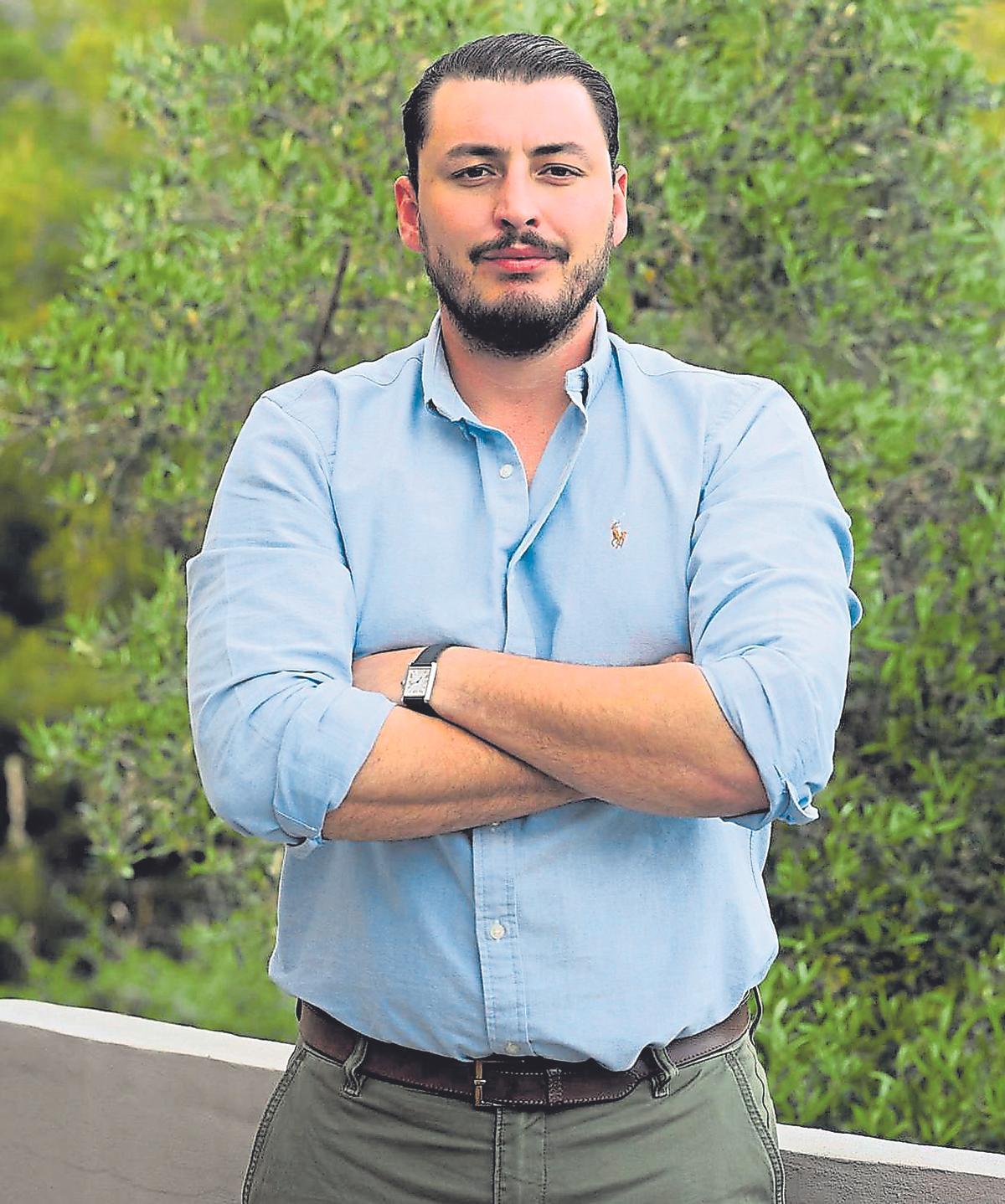 Germán Rocha, promotor al frente de Grup Amb Tu, posa para esta entrevista en su hogar de residencia.
