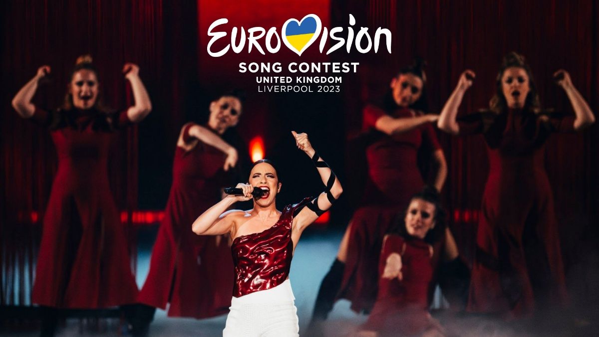 Blanca Paloma y su equipo de coro en el escenario de Eurovisión 2023