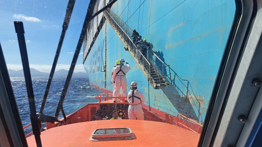 Un buque mercante rescata una patera con 33 migrantes a 96,5 km de Arrecife