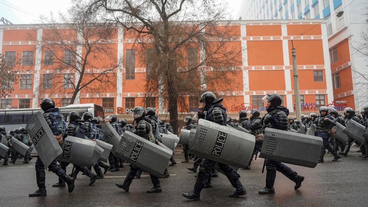 Fuerzas armadas en una de las ciudades principales de Kazajistán.