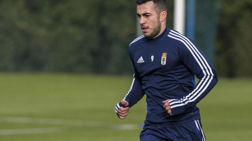 Joselu, al margen en el entrenamiento del Oviedo