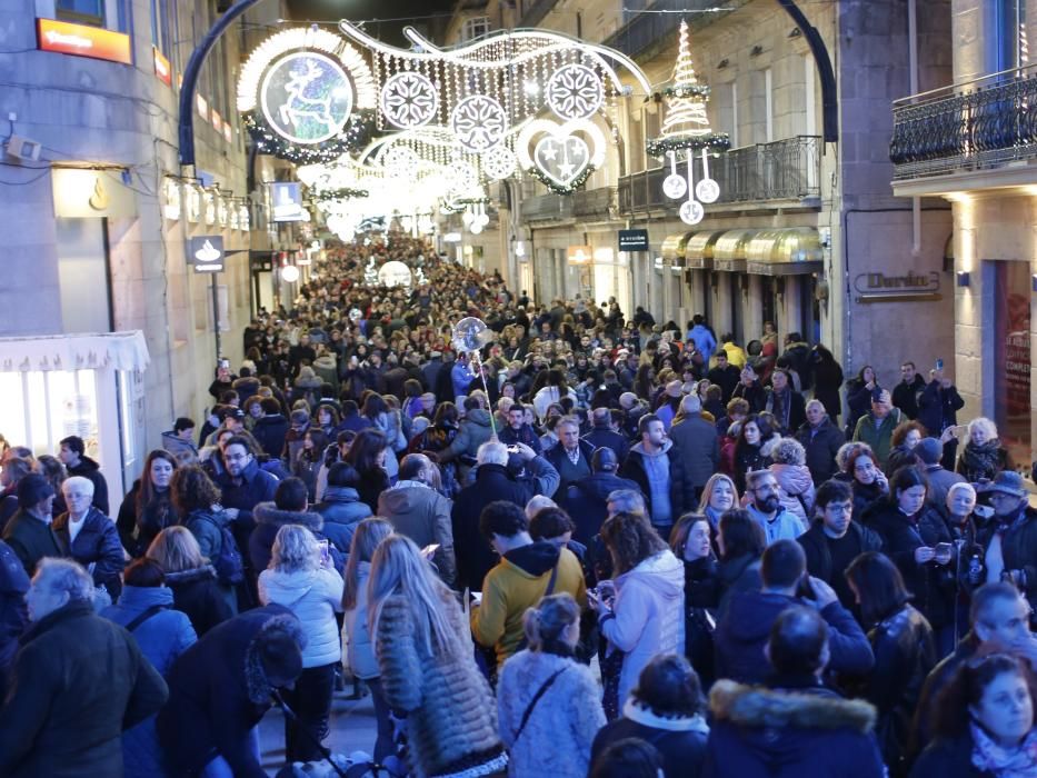 Las calles del centro volvieron a estar abarrotadas de turistas y locales seducidos por la Navidad de Vigo. Abel Caballero recibió a visitantes de Cuntis, Camariñas, Pinto y Alicante.